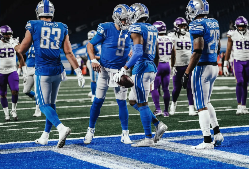 Detroit Lions QB Matthew Stafford (9) and Quintez Cephus (87)